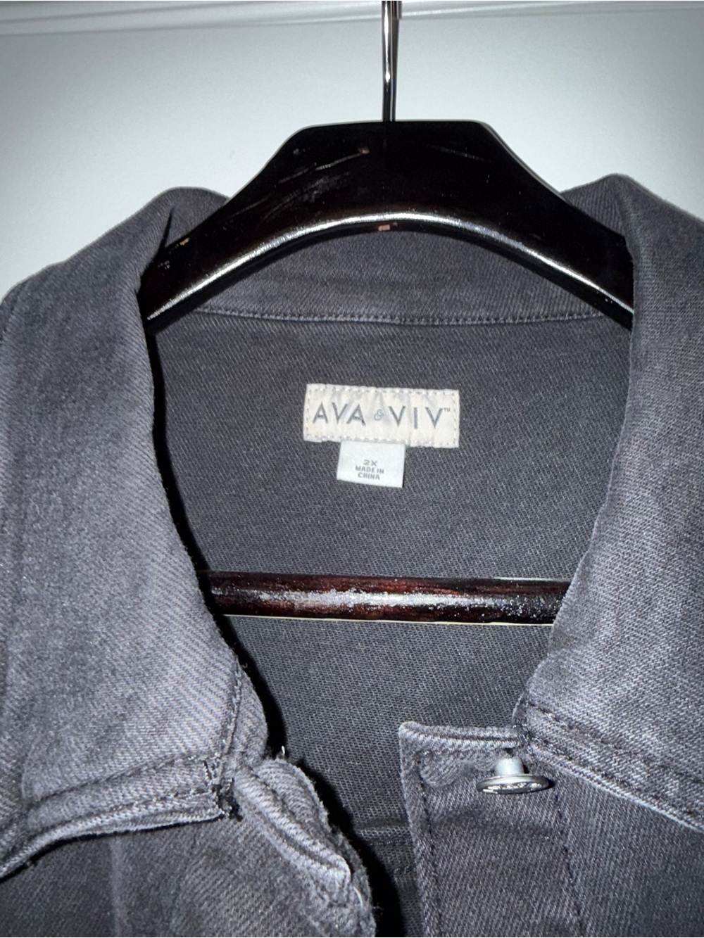 Ava & Viv Women’s size 2X Black Cropped Denim Jacket with Silver Buttons. NWOT!! - Picture 5 of 5